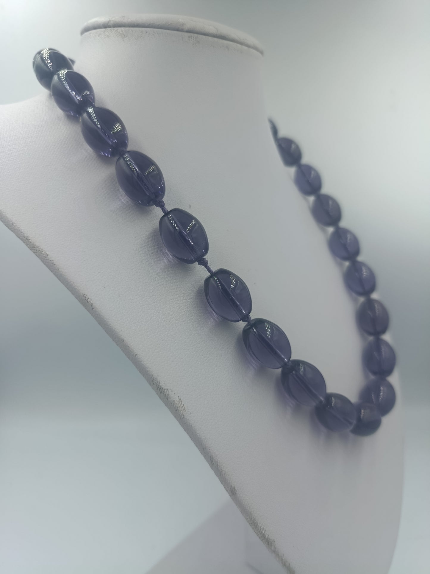 Dunkelviolette Statementkette mit ovalen Glasperlen im Retro Stil