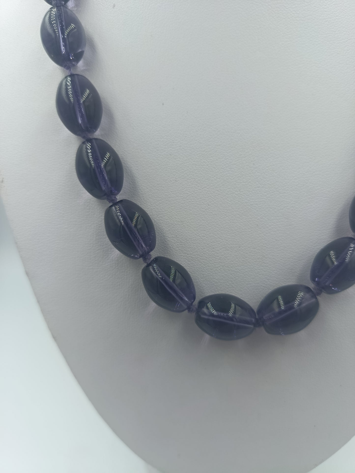 Dunkelviolette Statementkette mit ovalen Glasperlen im Retro Stil