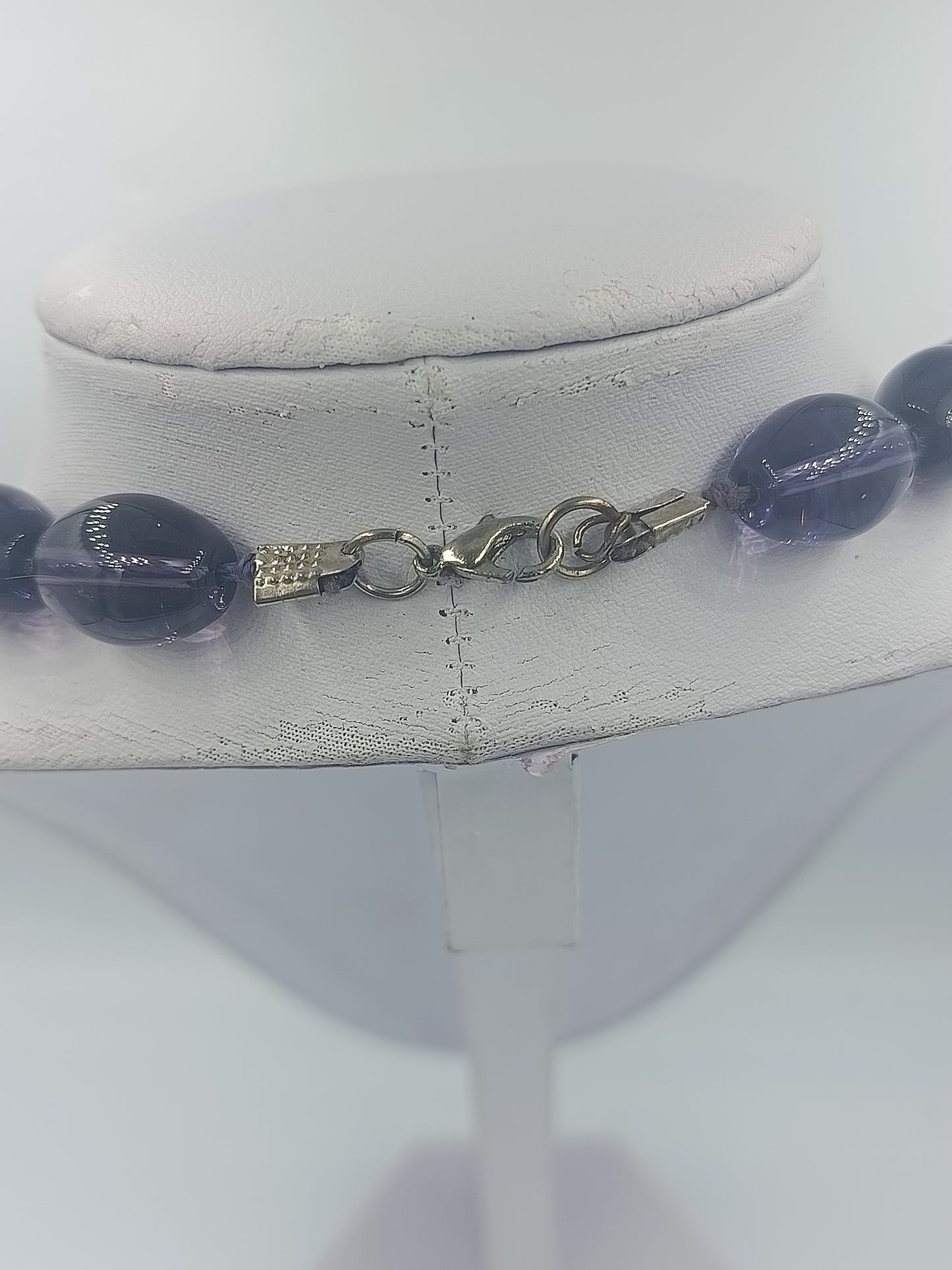 Dunkelviolette Statementkette mit ovalen Glasperlen im Retro Stil