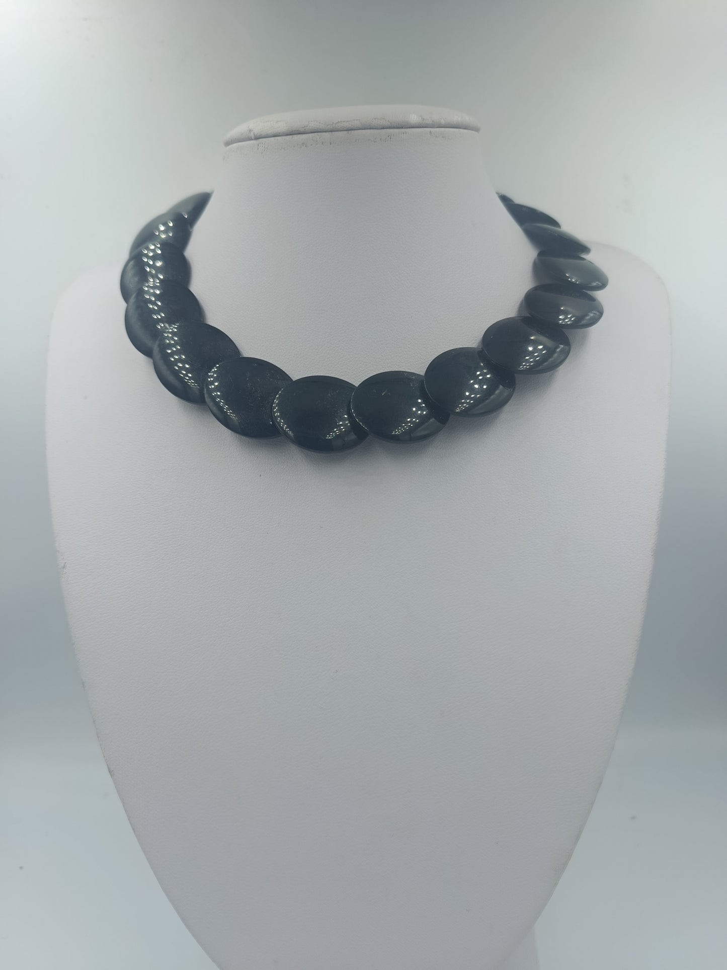 Schwarze Statementkette mit großen runden Perlen im Retro Stil