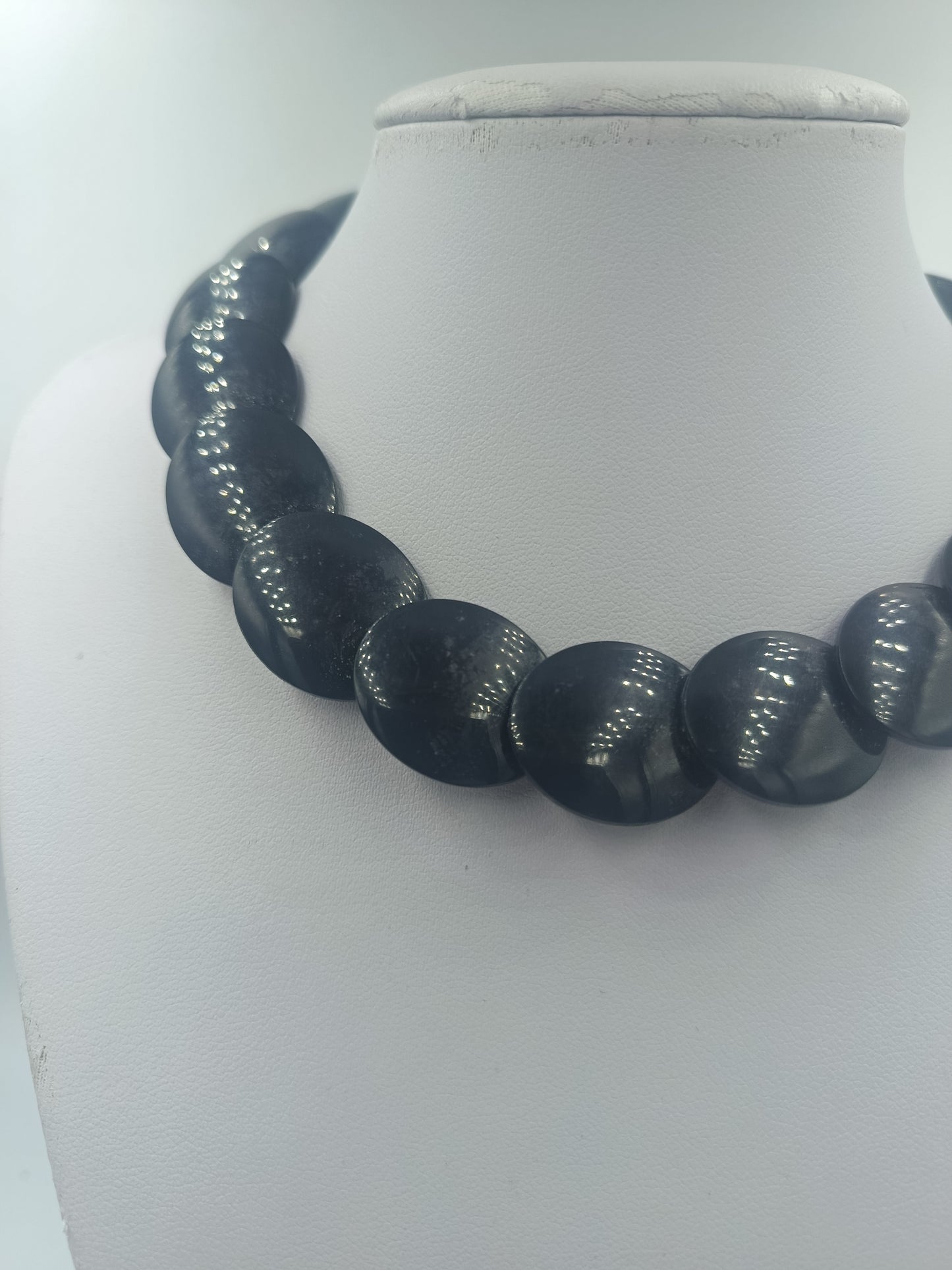 Schwarze Statementkette mit großen runden Perlen im Retro Stil