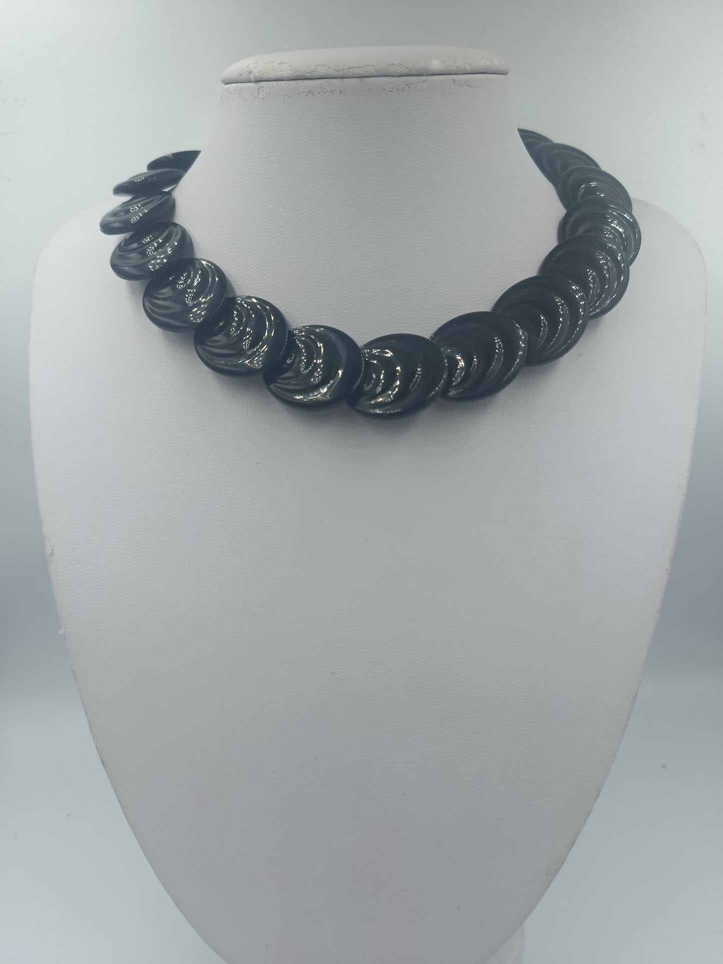 Schwarze Statementkette mit großen runden Perlen im Retro Stil