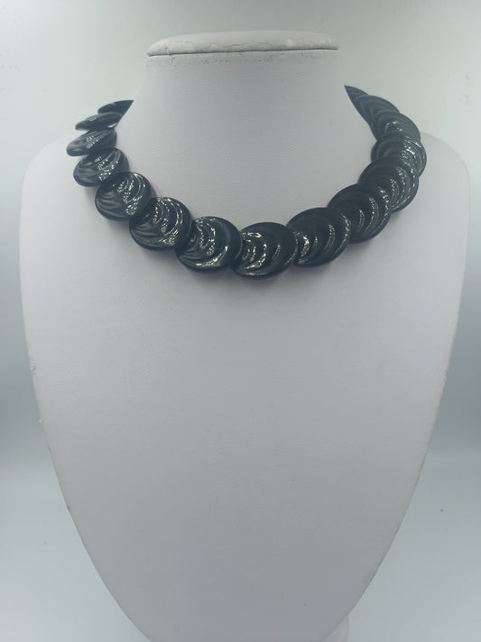 Schwarze Statementkette mit großen runden Perlen im Retro Stil