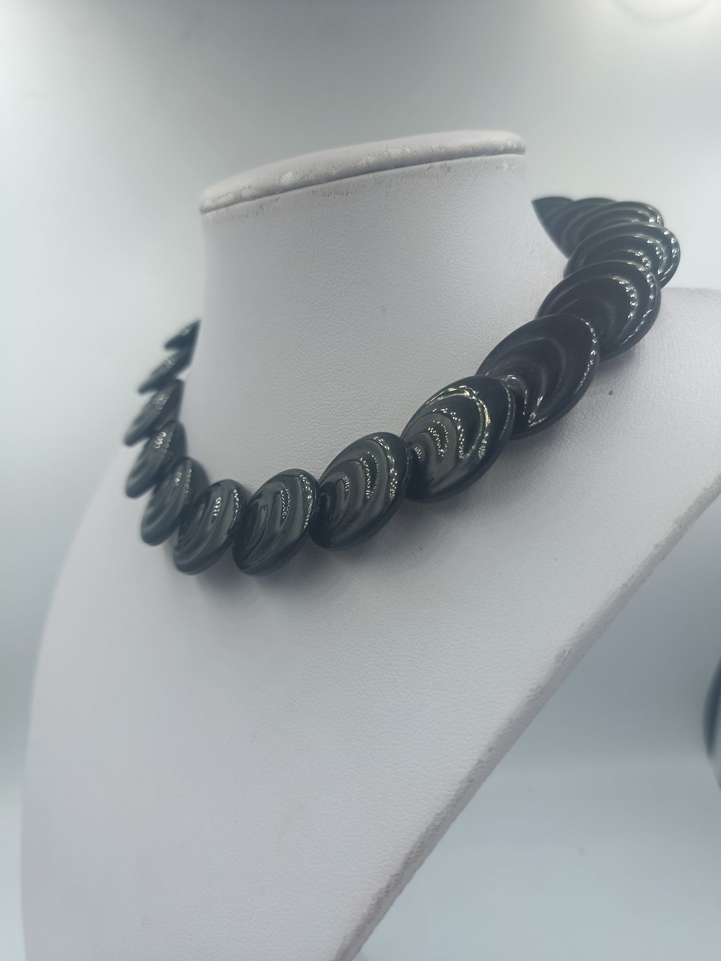 Schwarze Statementkette mit großen runden Perlen im Retro Stil