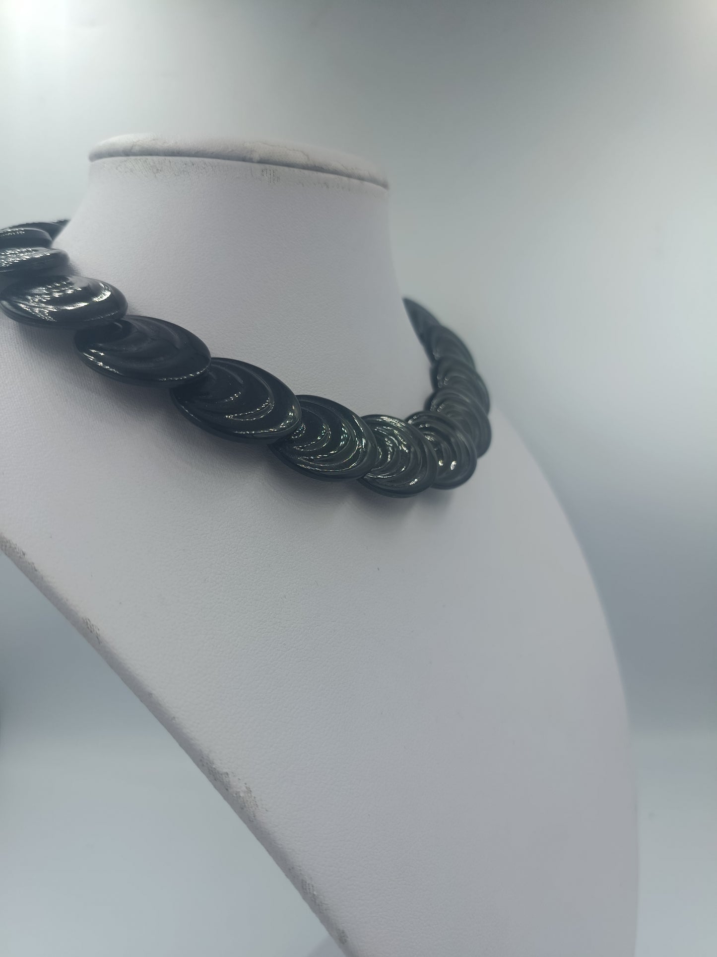 Schwarze Statementkette mit großen runden Perlen im Retro Stil