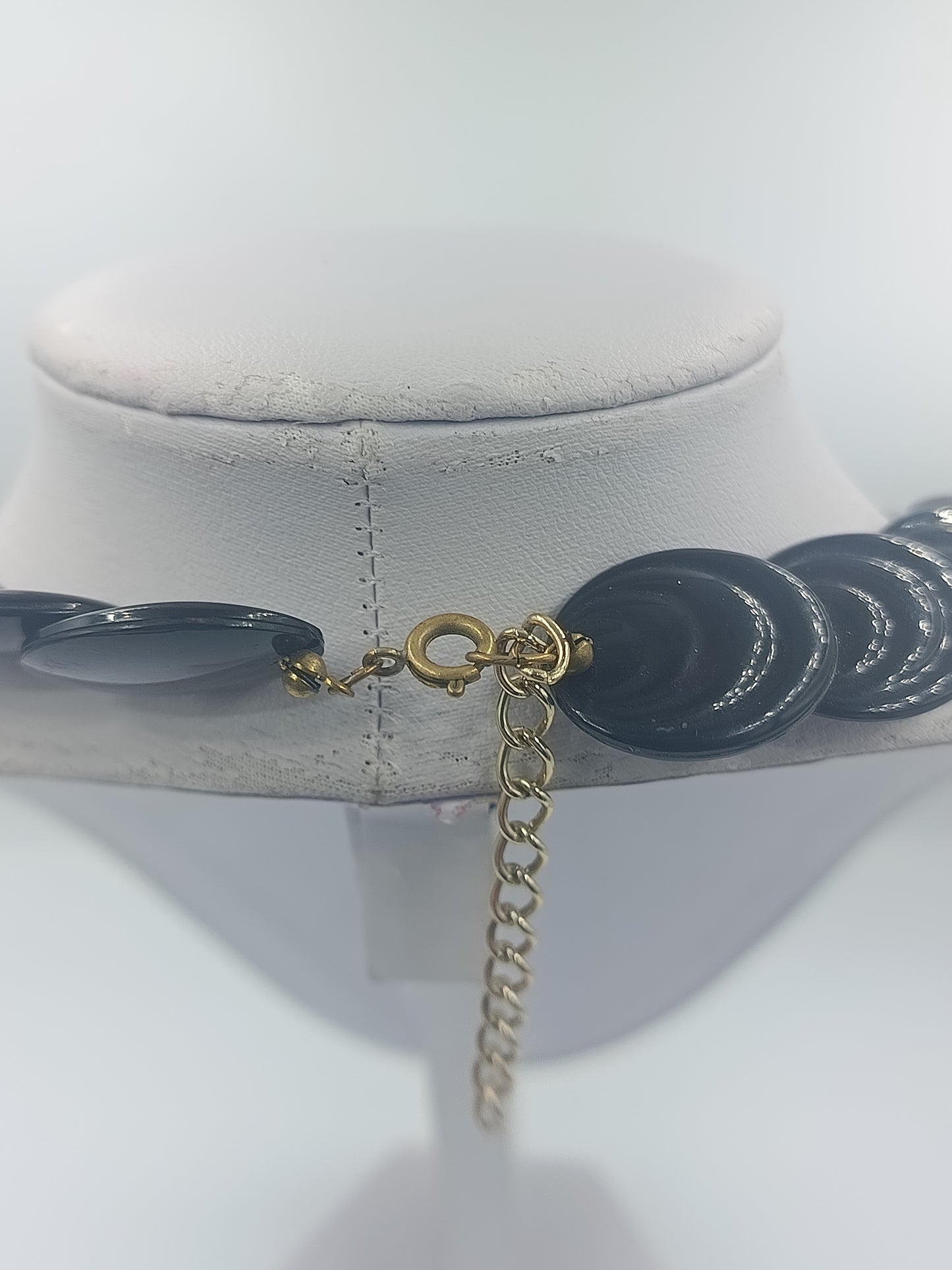 Schwarze Statementkette mit großen runden Perlen im Retro Stil