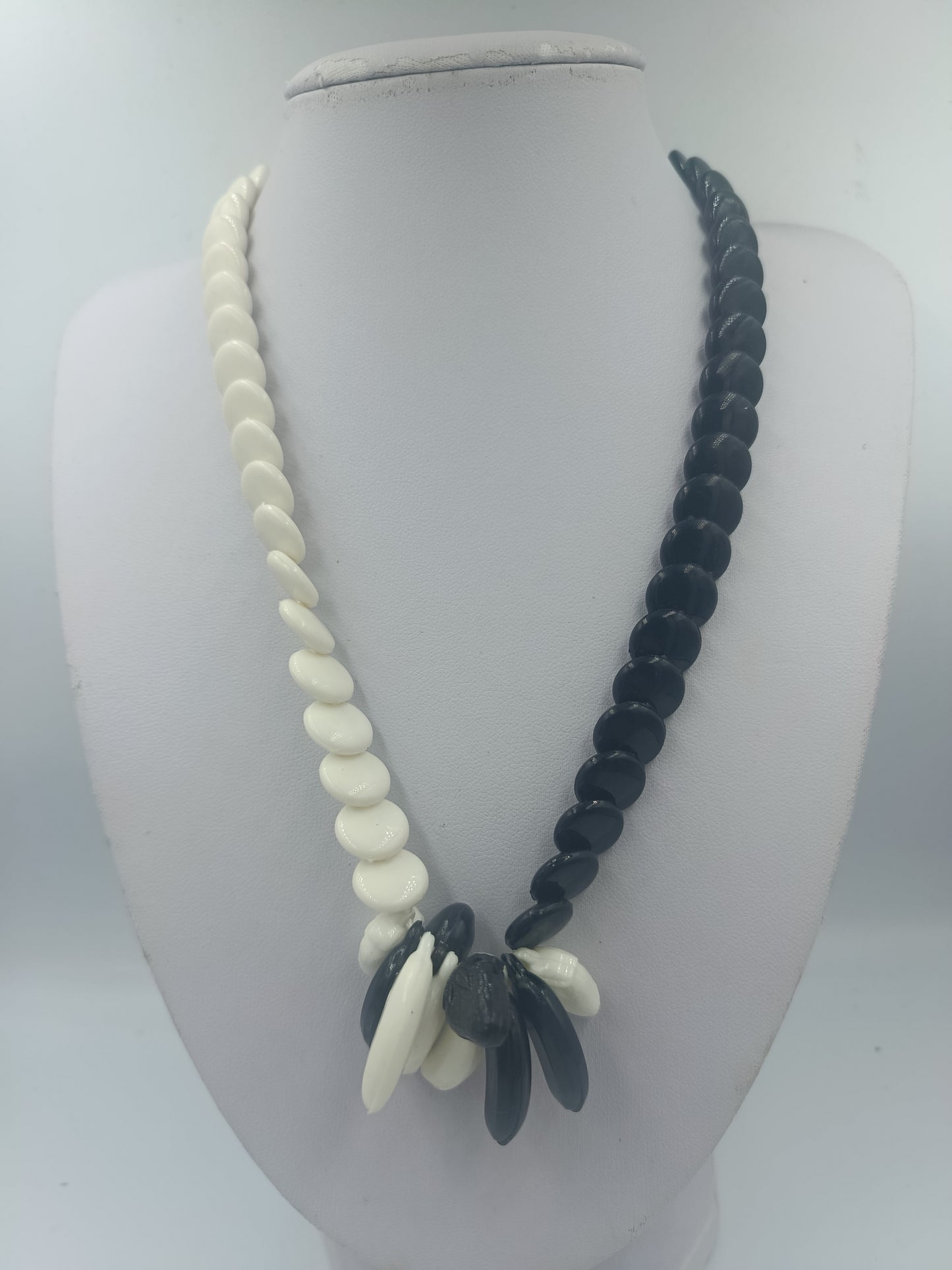 Schwarz weiße Statementkette mit runden Perlen im Retro Stil