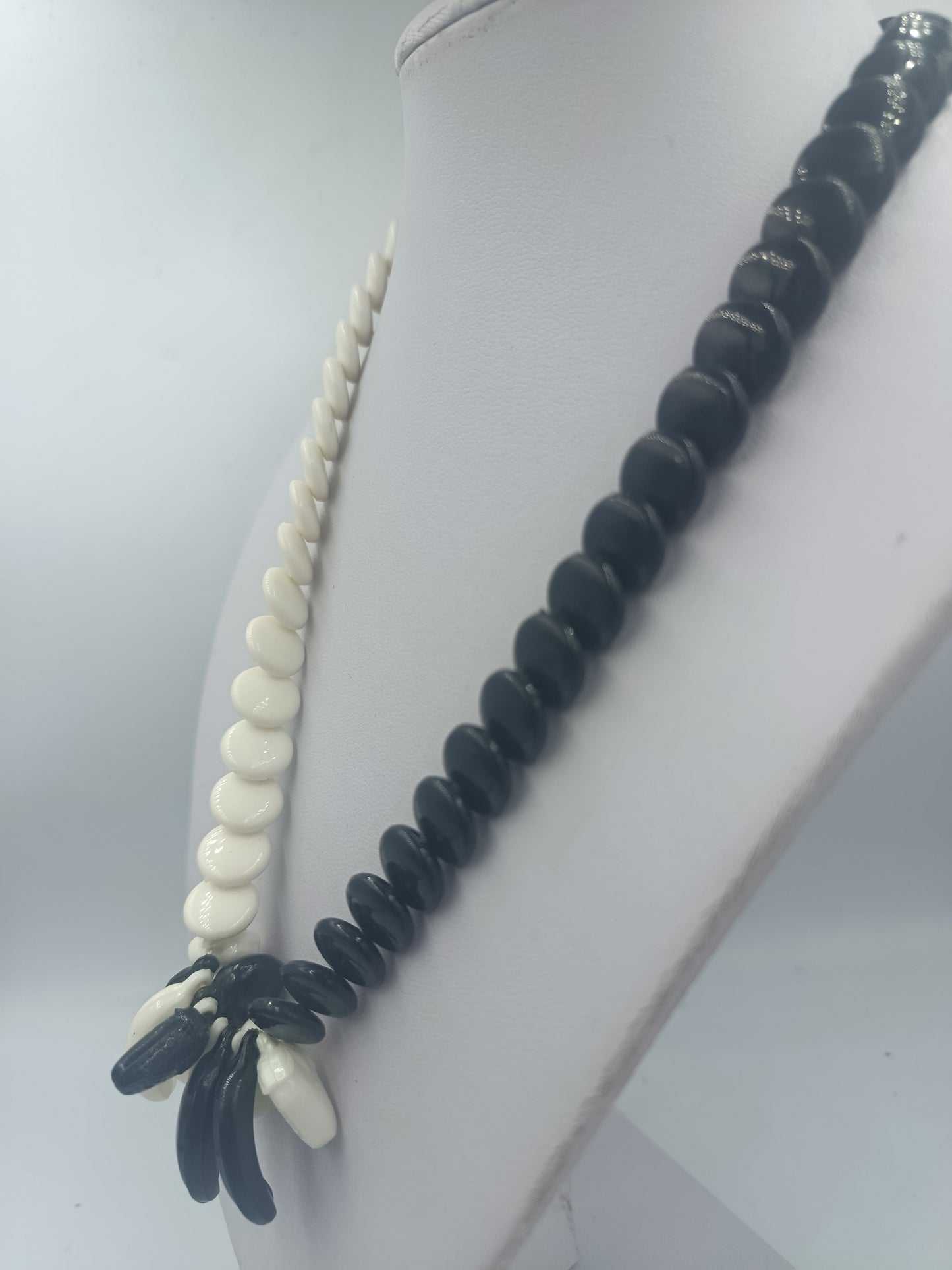 Schwarz weiße Statementkette mit runden Perlen im Retro Stil