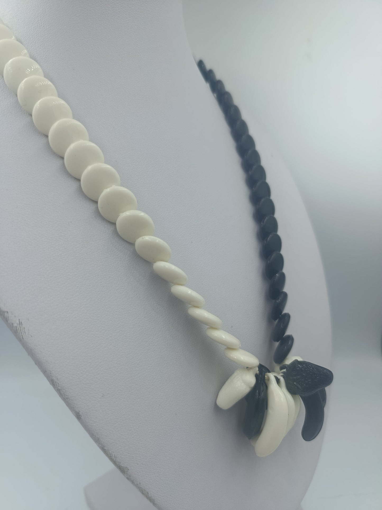 Schwarz weiße Statementkette mit runden Perlen im Retro Stil