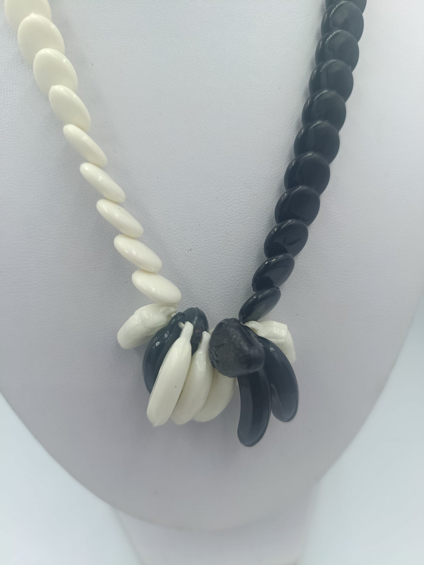 Schwarz weiße Statementkette mit runden Perlen im Retro Stil