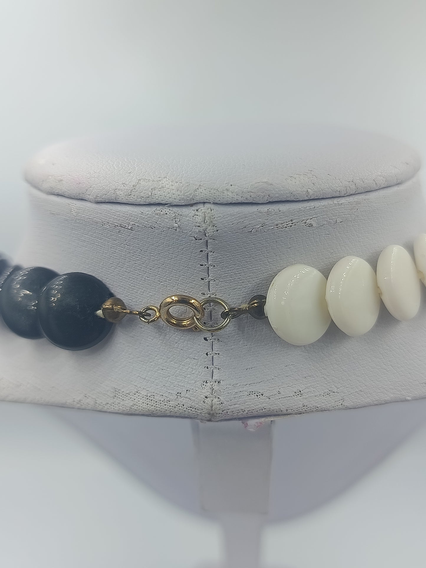 Schwarz weiße Statementkette mit runden Perlen im Retro Stil