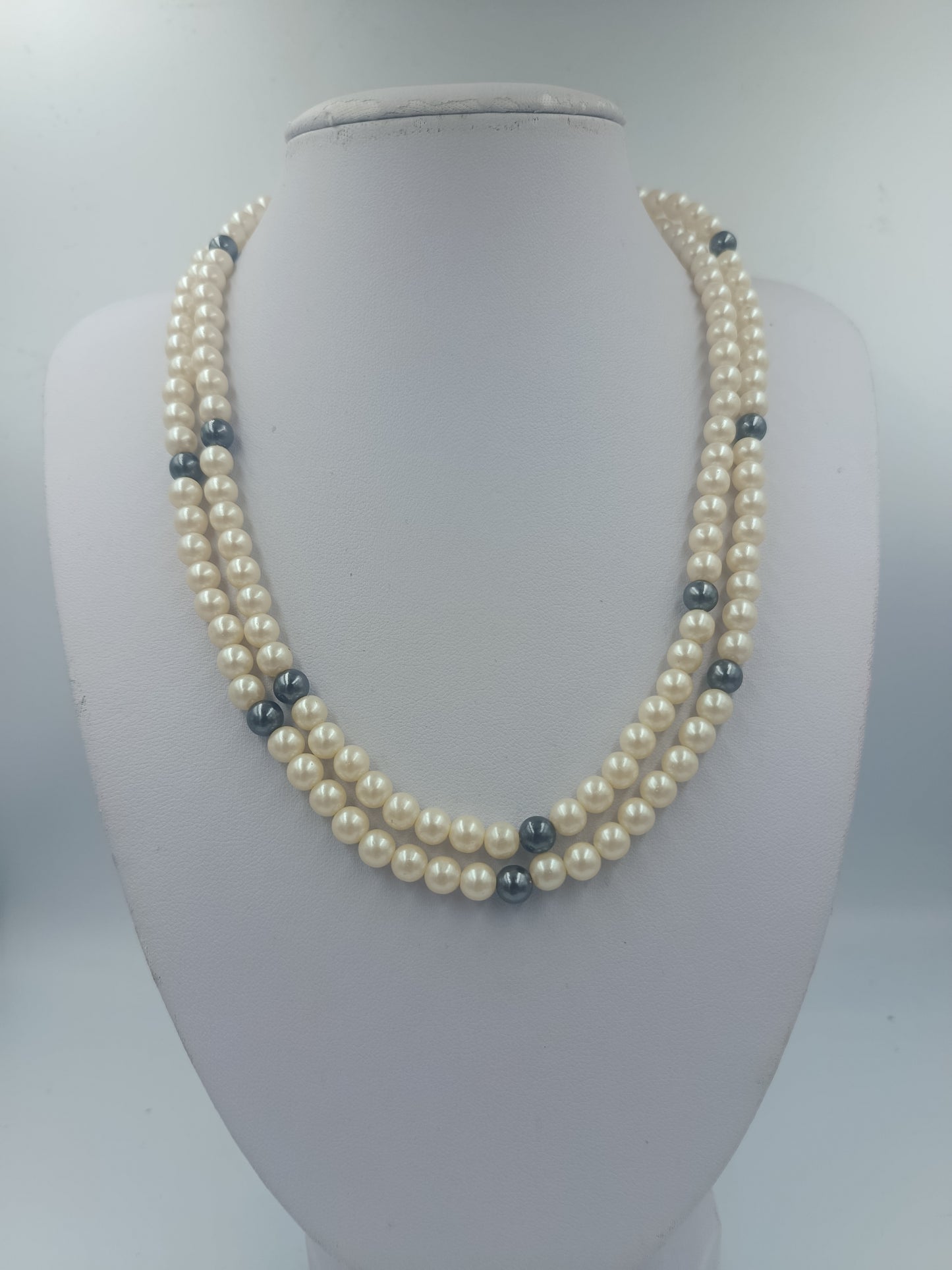 Zweireihige Perlenkette in Creme und Grau im Vintage Stil