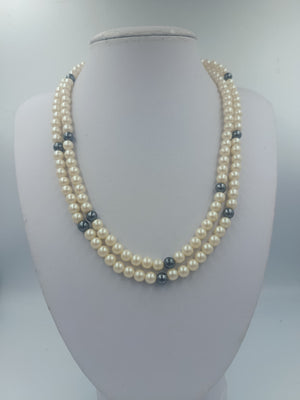 Zweireihige Perlenkette in Creme und Grau im Vintage Stil
