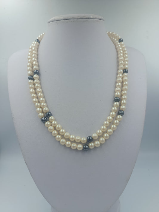 Zweireihige Perlenkette in Creme und Grau im Vintage Stil