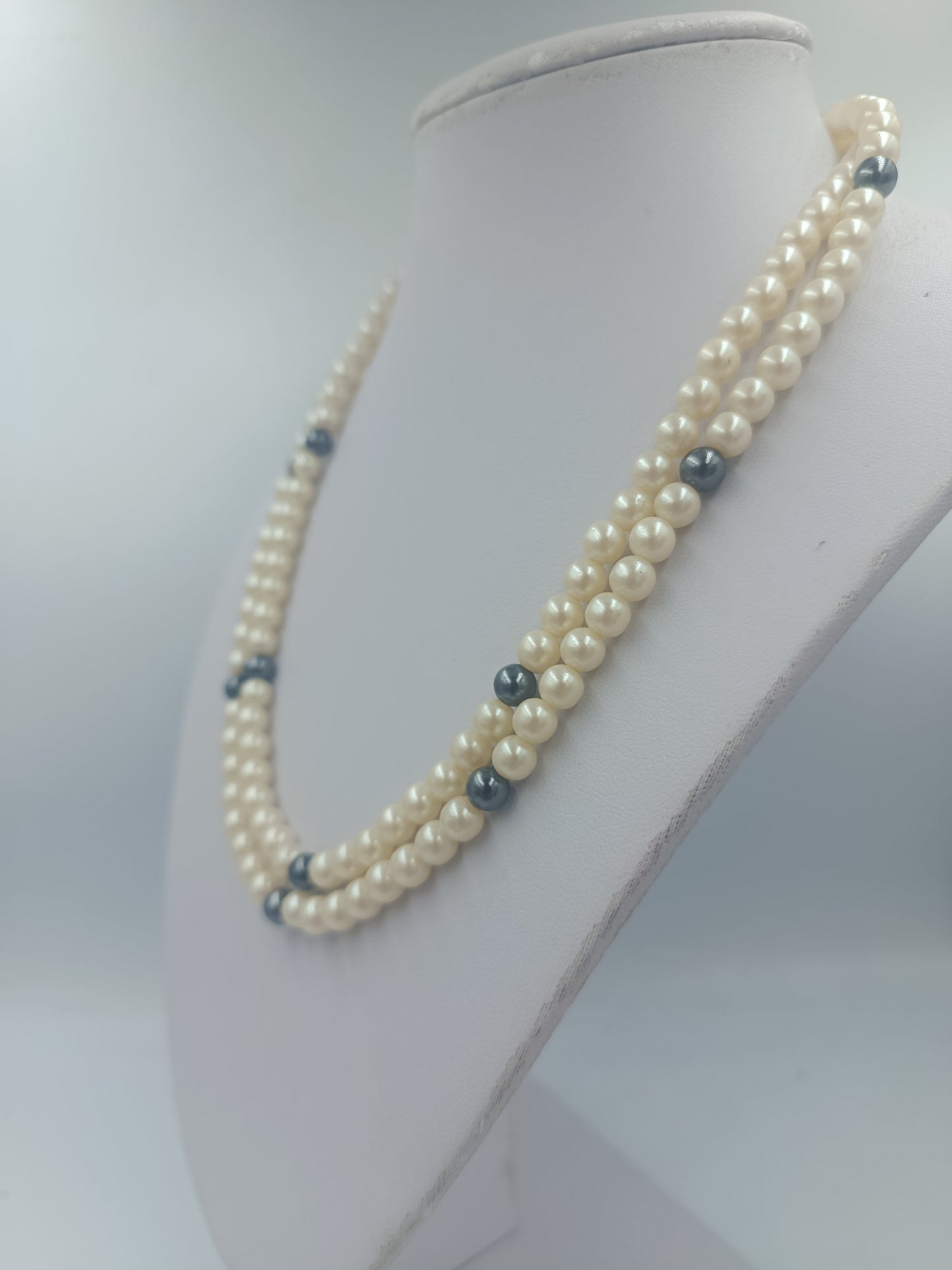 Zweireihige Perlenkette in Creme und Grau im Vintage Stil