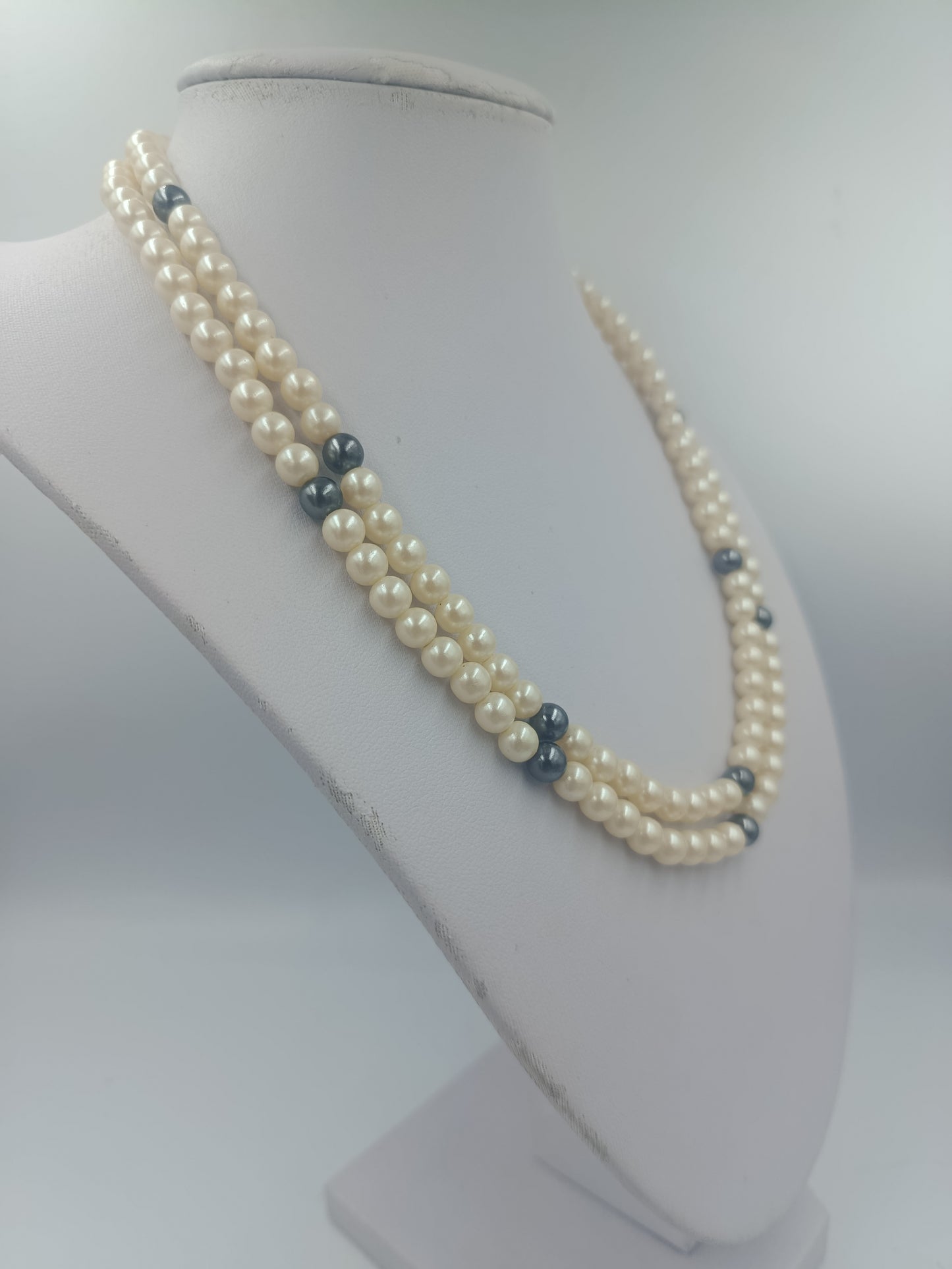 Zweireihige Perlenkette in Creme und Grau im Vintage Stil