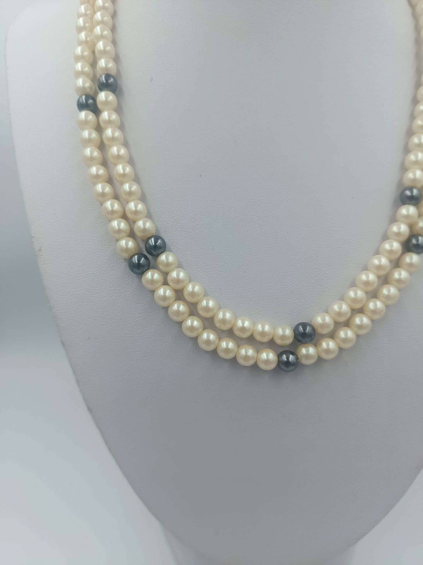 Zweireihige Perlenkette in Creme und Grau im Vintage Stil