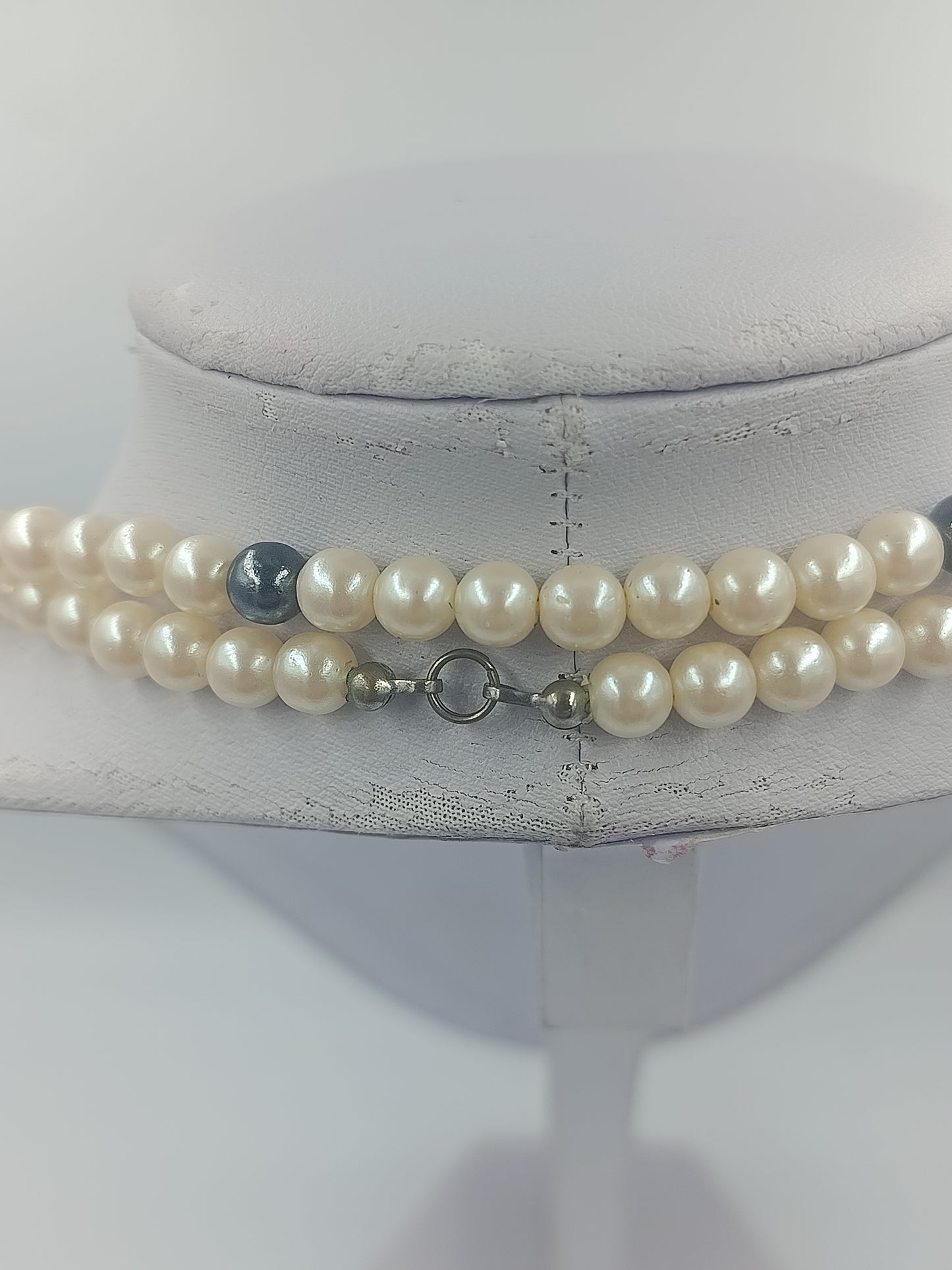 Zweireihige Perlenkette in Creme und Grau im Vintage Stil