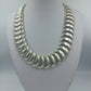 Massive silberfarbene Gliederkette im Statement Stil