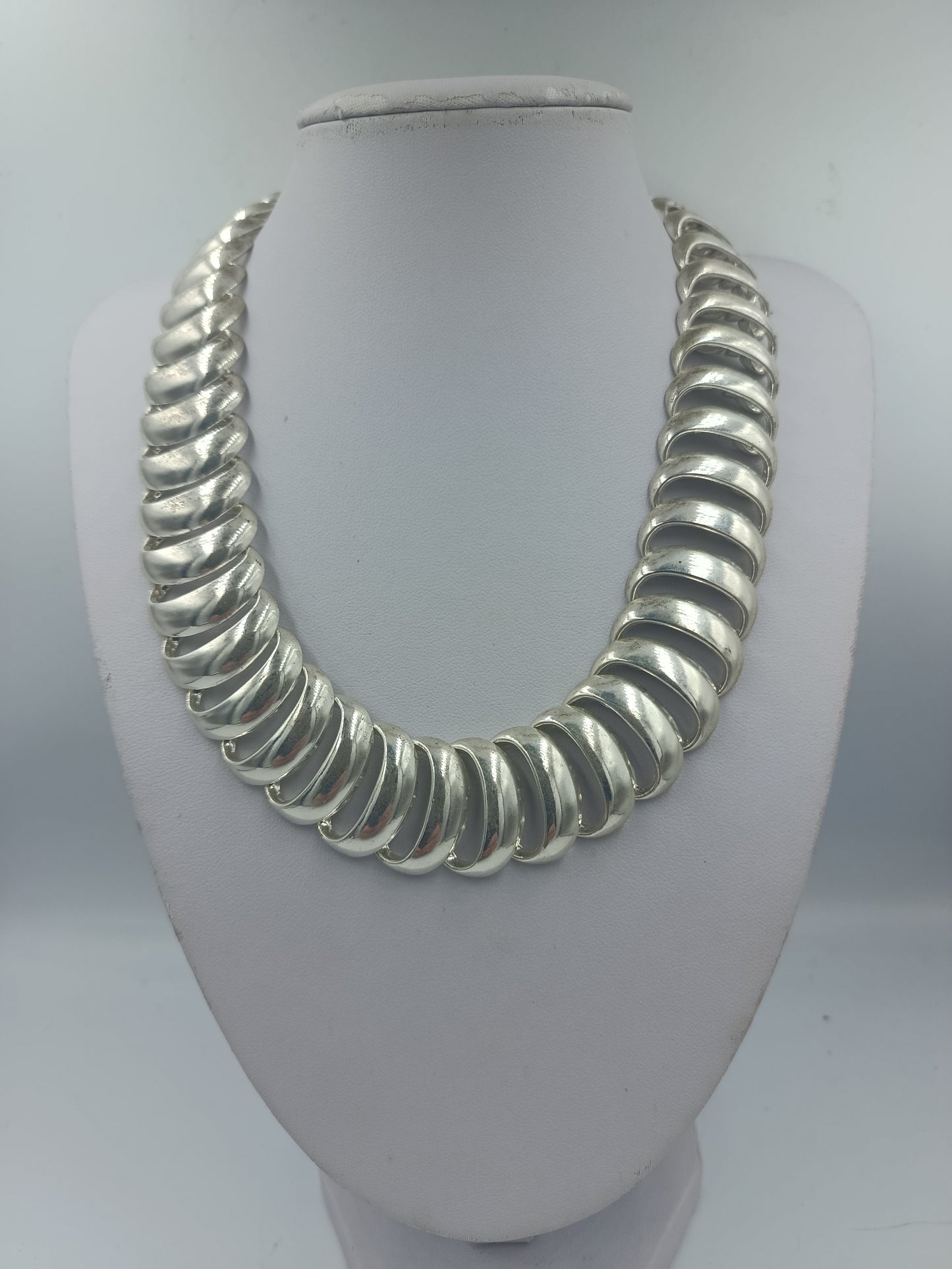 Massive silberfarbene Gliederkette im Statement Stil