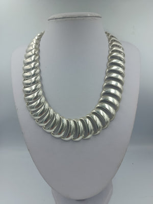 Massive silberfarbene Gliederkette im Statement Stil