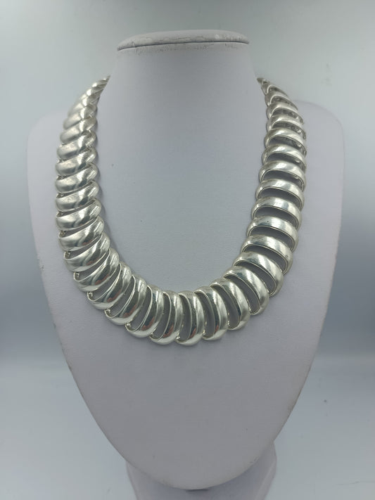 Massive silberfarbene Gliederkette im Statement Stil