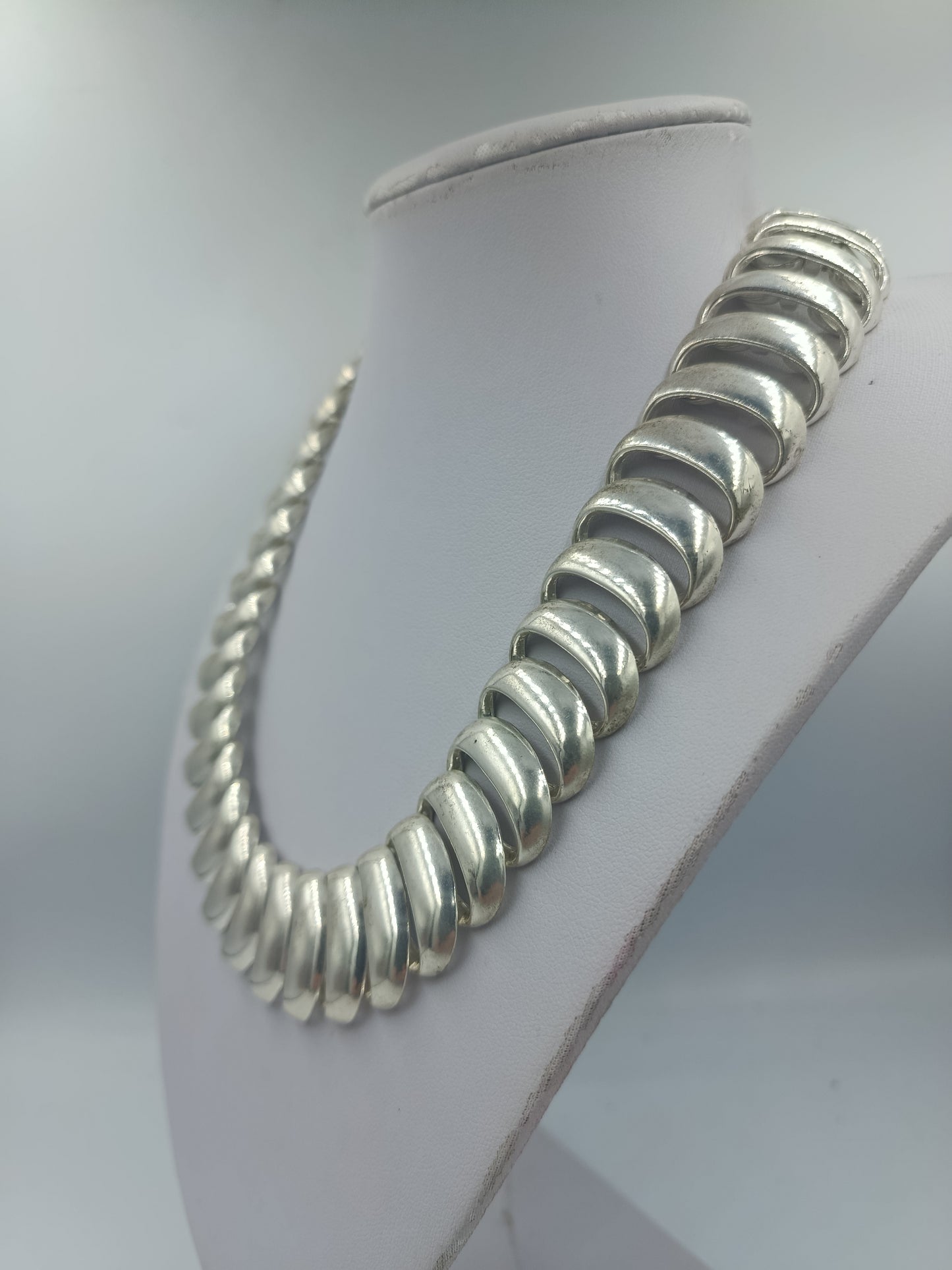 Massive silberfarbene Gliederkette im Statement Stil