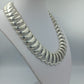 Massive silberfarbene Gliederkette im Statement Stil
