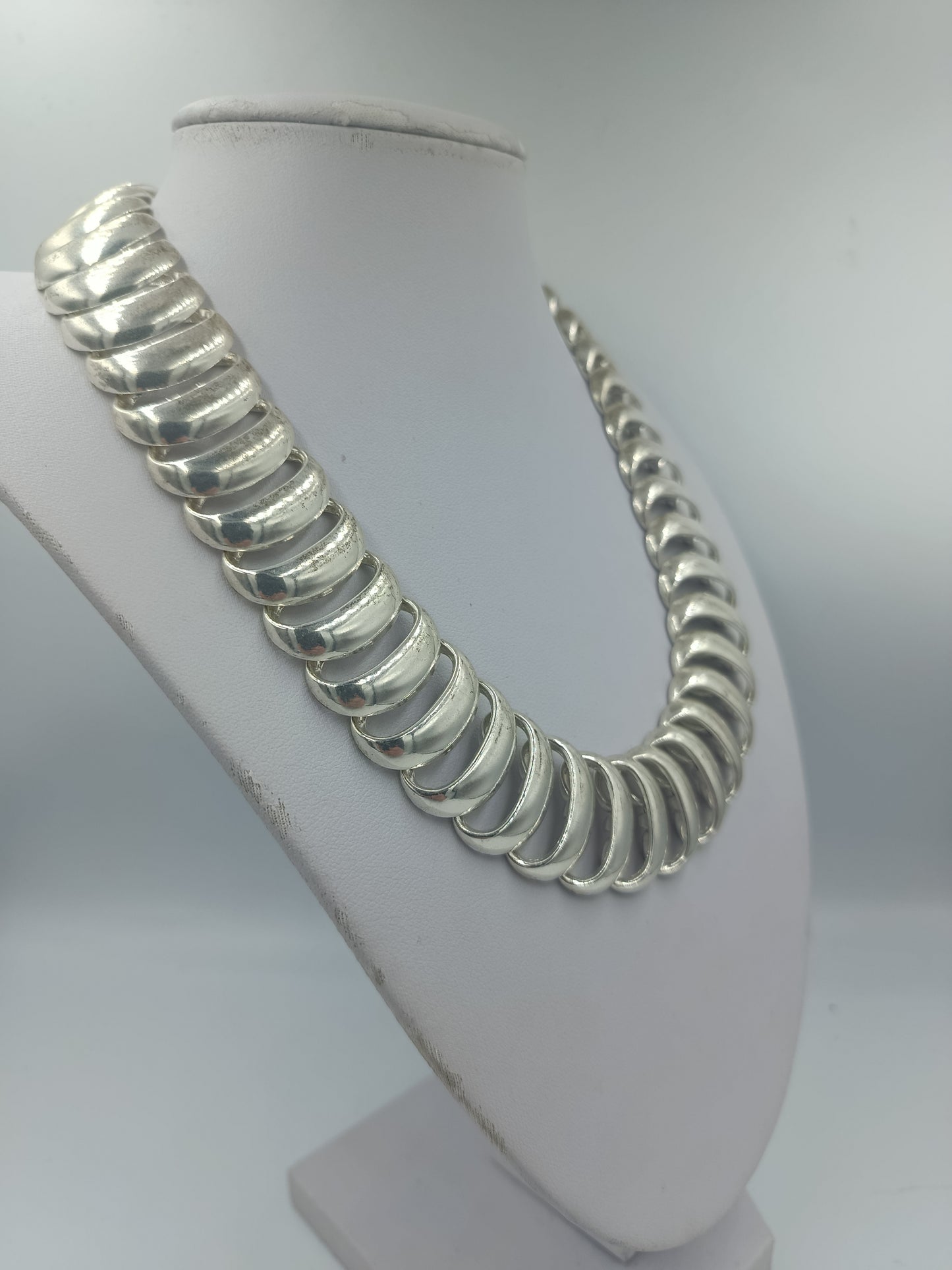 Massive silberfarbene Gliederkette im Statement Stil