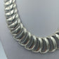 Massive silberfarbene Gliederkette im Statement Stil