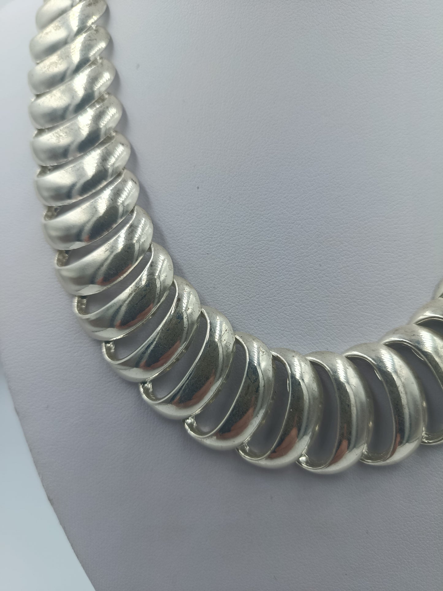 Massive silberfarbene Gliederkette im Statement Stil