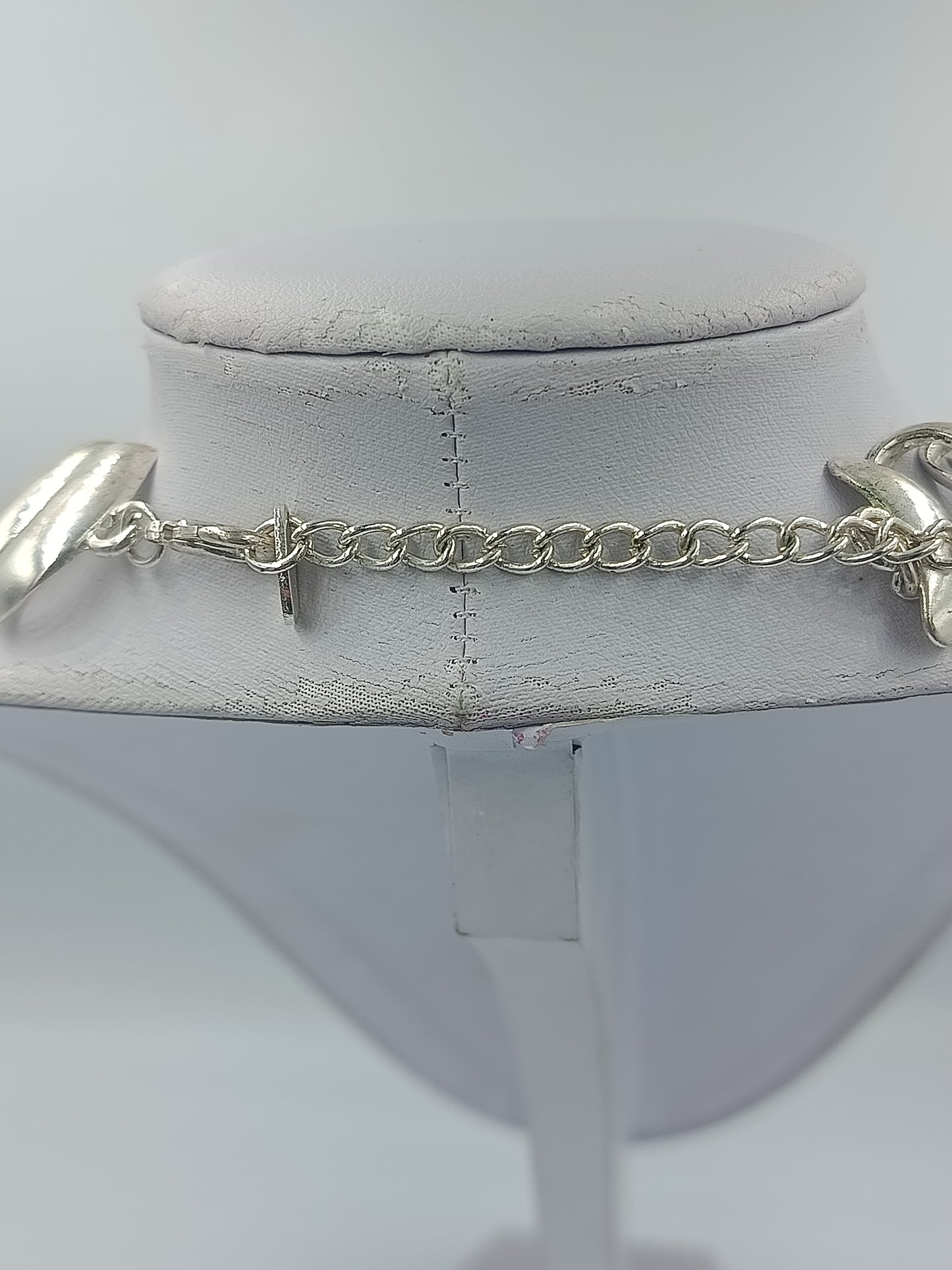 Massive silberfarbene Gliederkette im Statement Stil