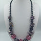 Halskette mit violetten und pinken Perlen im Edelstein Look