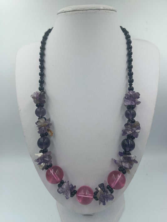 Halskette mit violetten und pinken Perlen im Edelstein Look