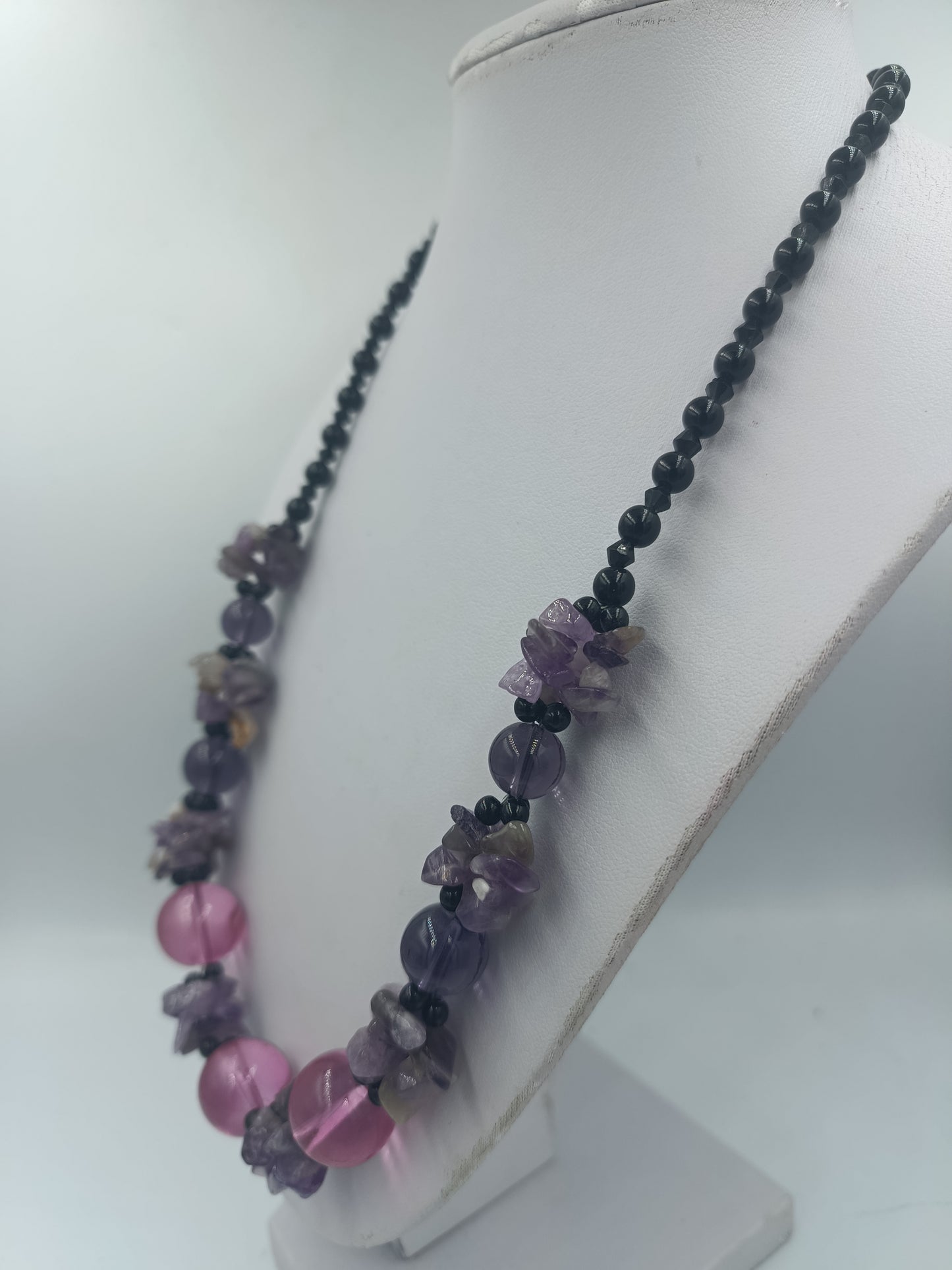 Halskette mit violetten und pinken Perlen im Edelstein Look