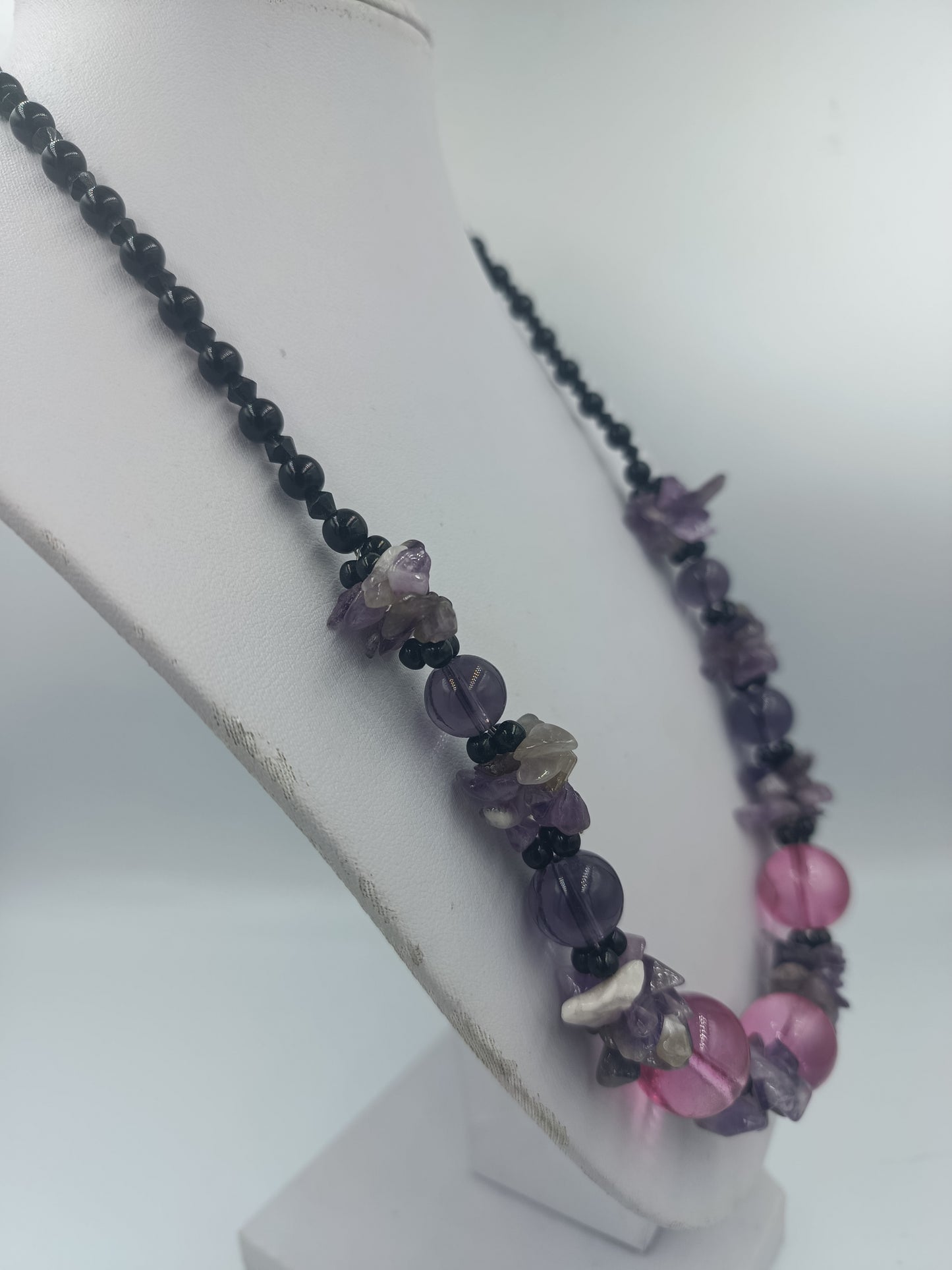 Halskette mit violetten und pinken Perlen im Edelstein Look