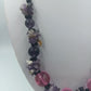 Halskette mit violetten und pinken Perlen im Edelstein Look