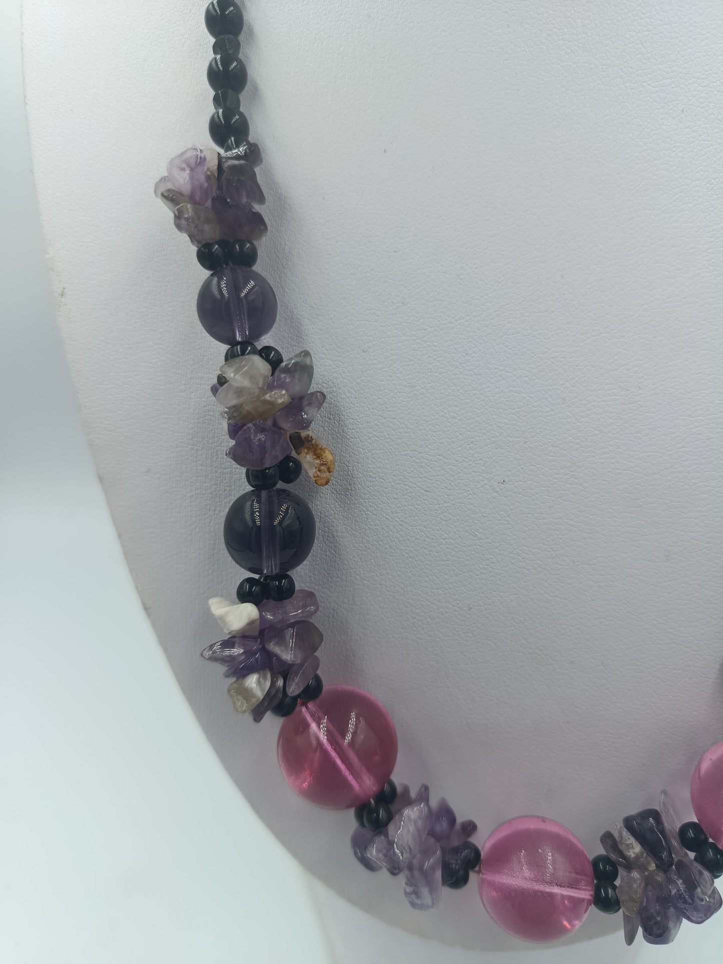 Halskette mit violetten und pinken Perlen im Edelstein Look