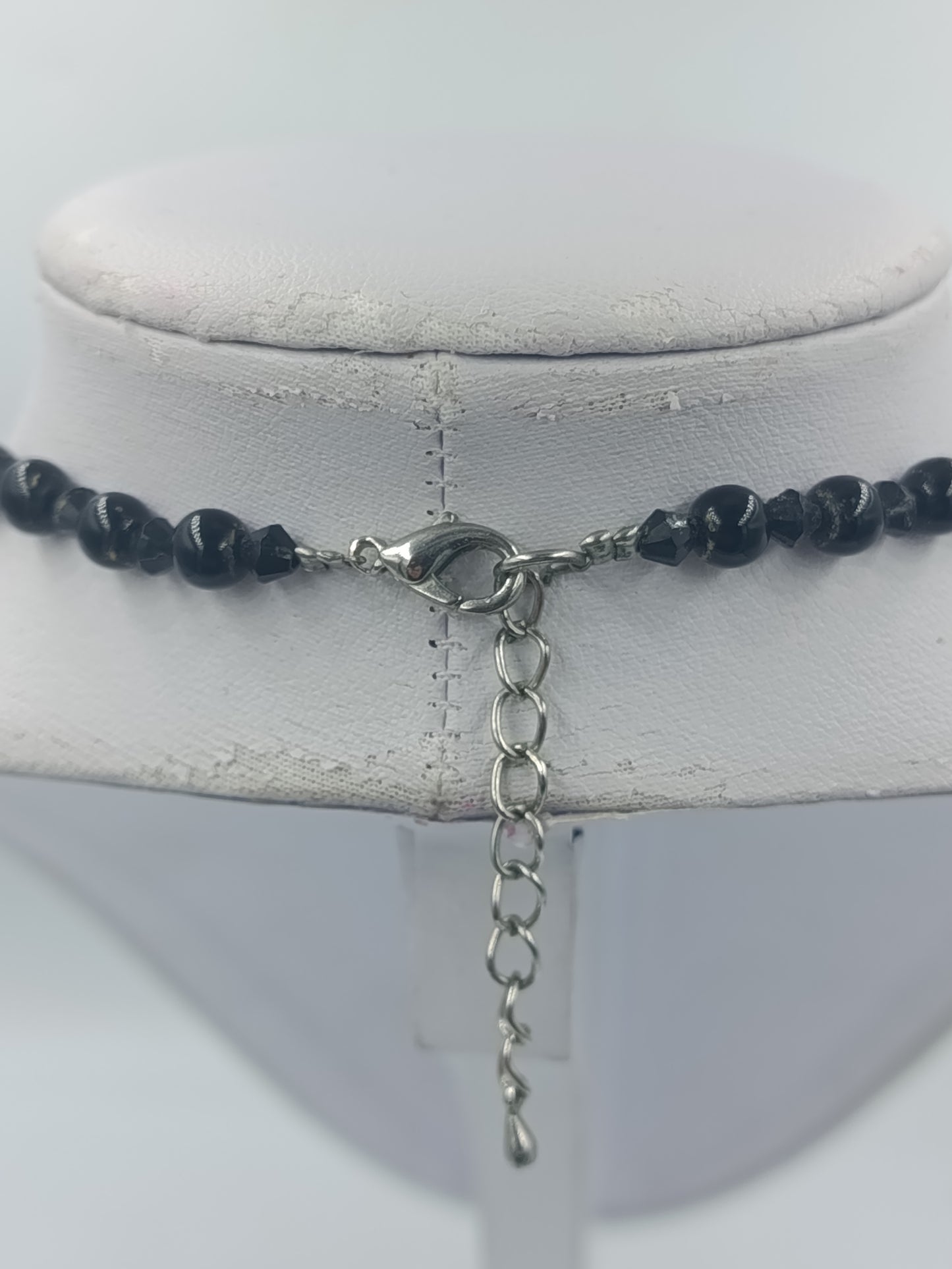 Halskette mit violetten und pinken Perlen im Edelstein Look