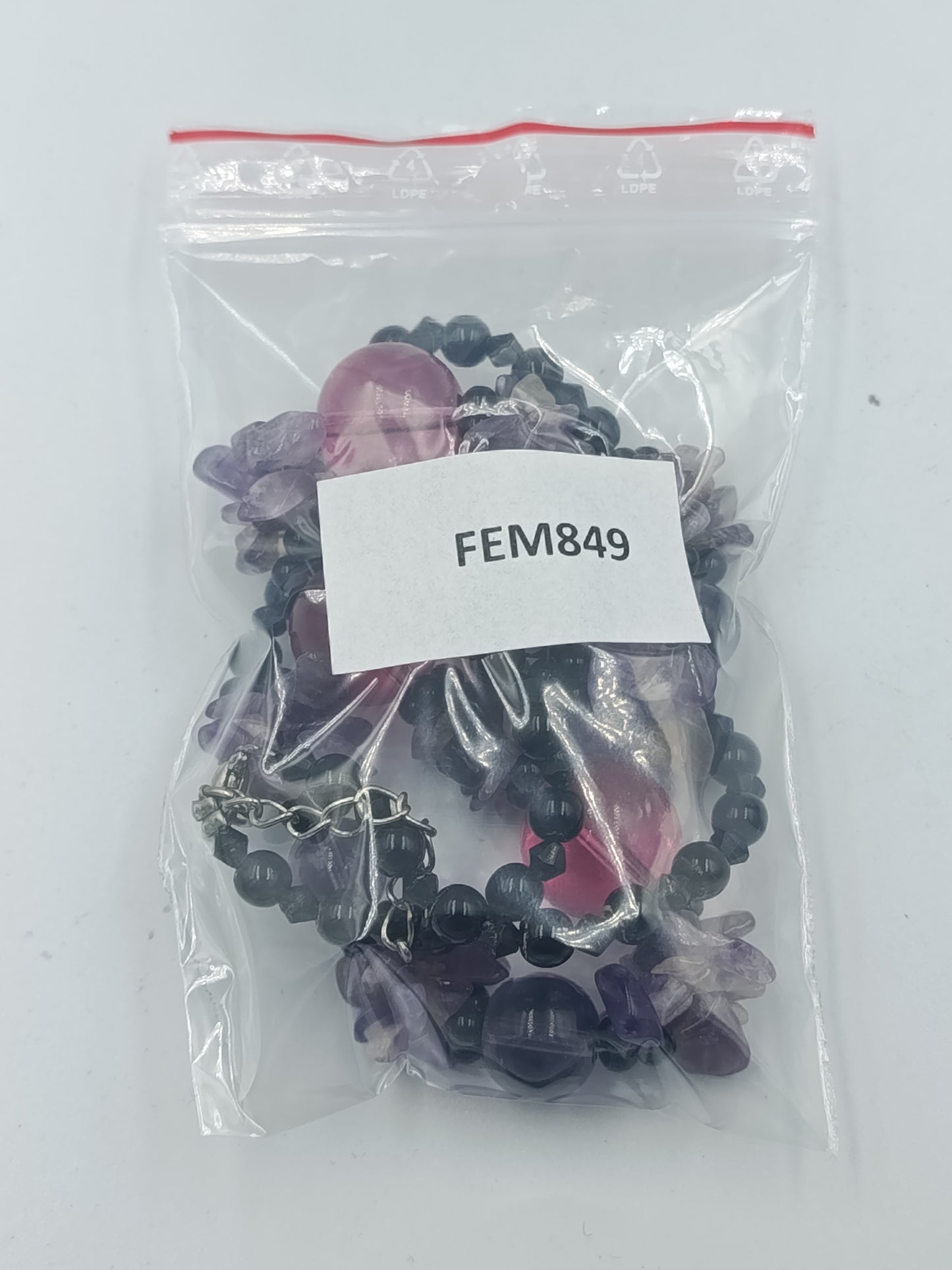 Halskette mit violetten und pinken Perlen im Edelstein Look