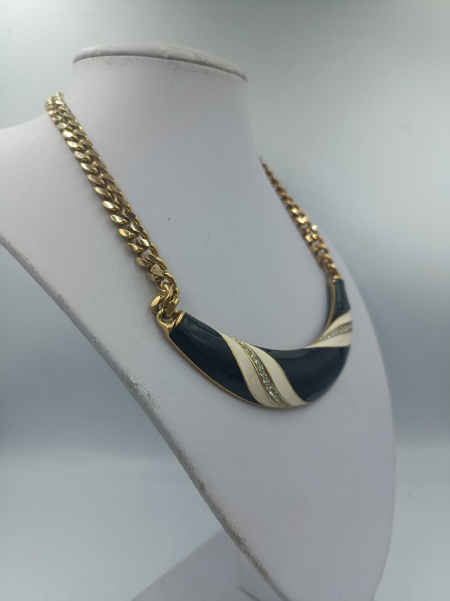 Statementkette Goldfarben mit schwarzem und cremefarbenem Dekor