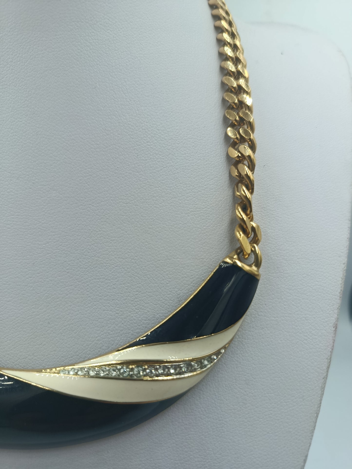 Statementkette Goldfarben mit schwarzem und cremefarbenem Dekor