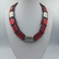Designer Halskette von NEX mit roten Glassteinen und Metallelementen