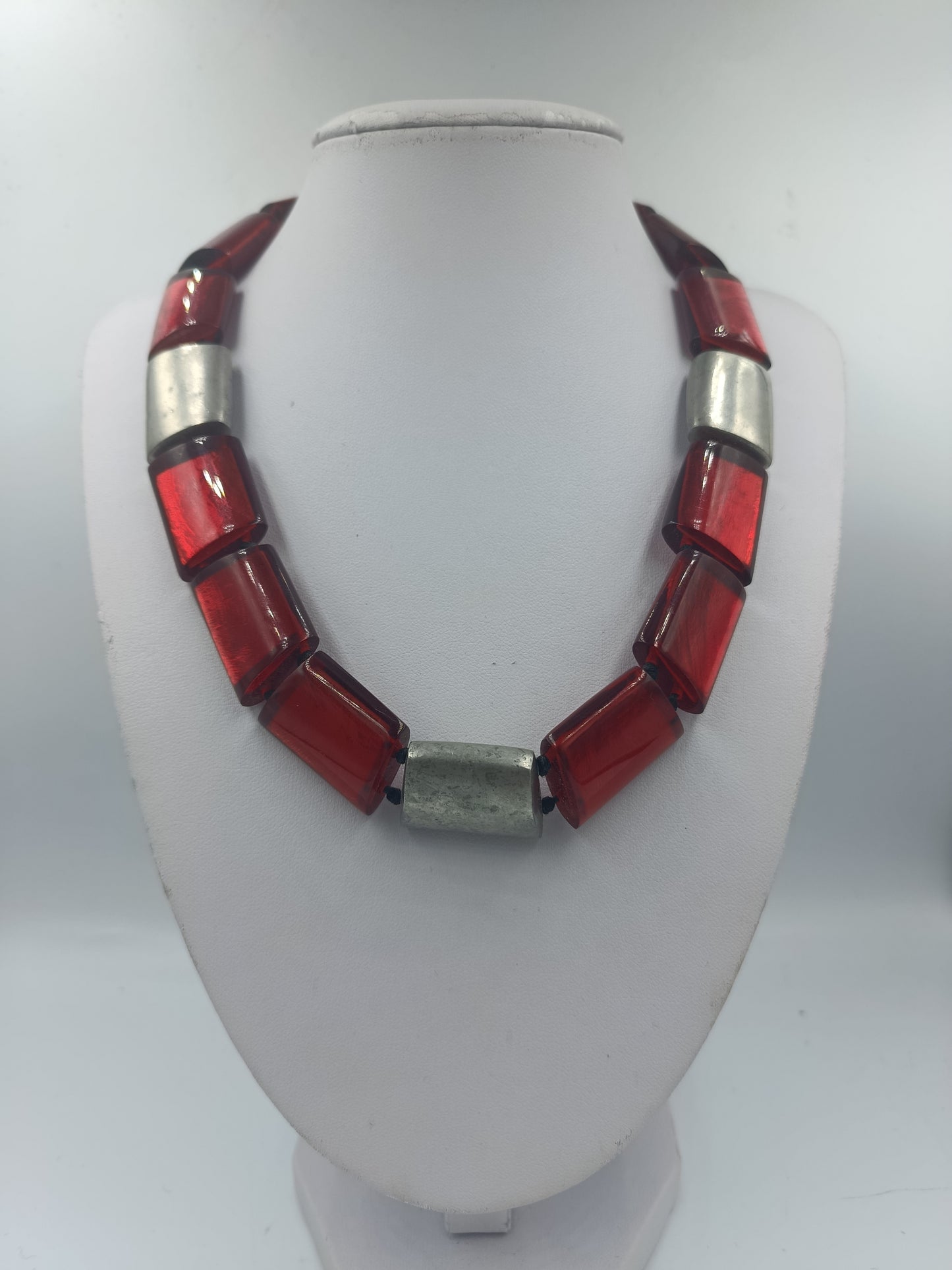 Designer Halskette von NEX mit roten Glassteinen und Metallelementen