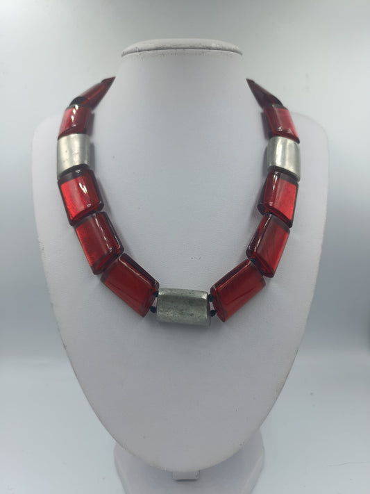 Designer Halskette von NEX mit roten Glassteinen und Metallelementen
