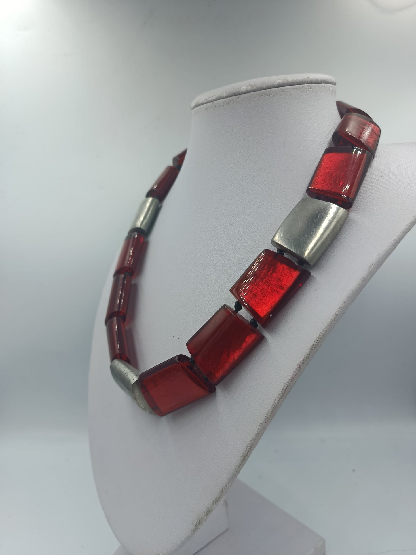 Designer Halskette von NEX mit roten Glassteinen und Metallelementen