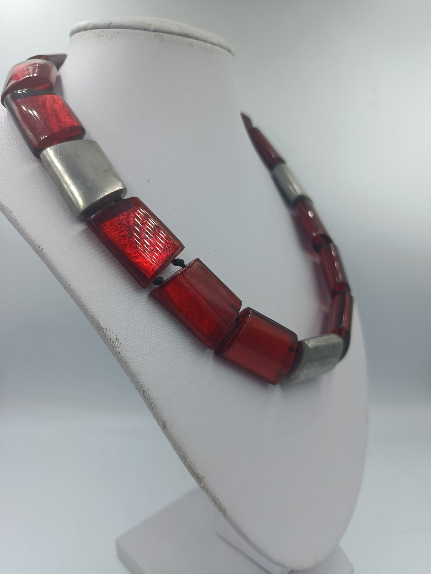 Designer Halskette von NEX mit roten Glassteinen und Metallelementen