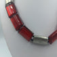 Designer Halskette von NEX mit roten Glassteinen und Metallelementen