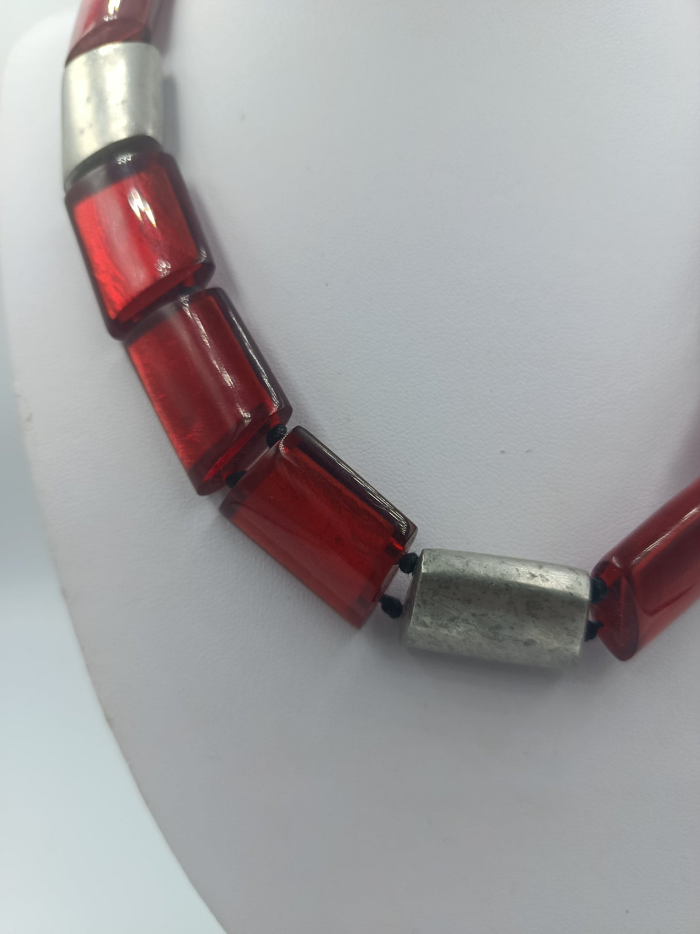 Designer Halskette von NEX mit roten Glassteinen und Metallelementen