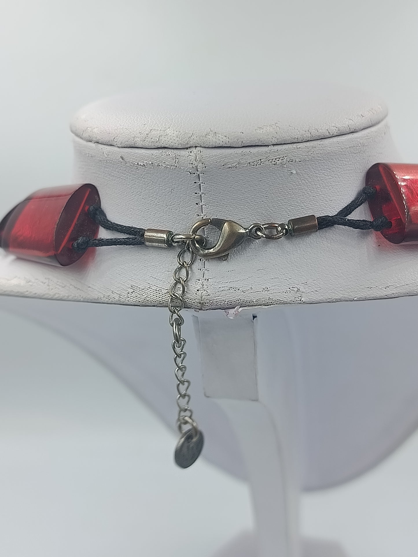 Designer Halskette von NEX mit roten Glassteinen und Metallelementen